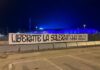 striscione 'liberate la Salernitana' fuori dalla Dacia Arena