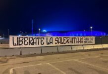 striscione 'liberate la Salernitana' fuori dalla Dacia Arena
