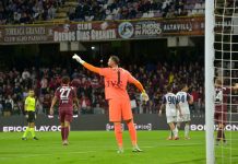 Antonio Donnarumma prima della gara Salernitana Casertana del 26.10.2025 riceve il premio come giocatore del mese Sky Wifi